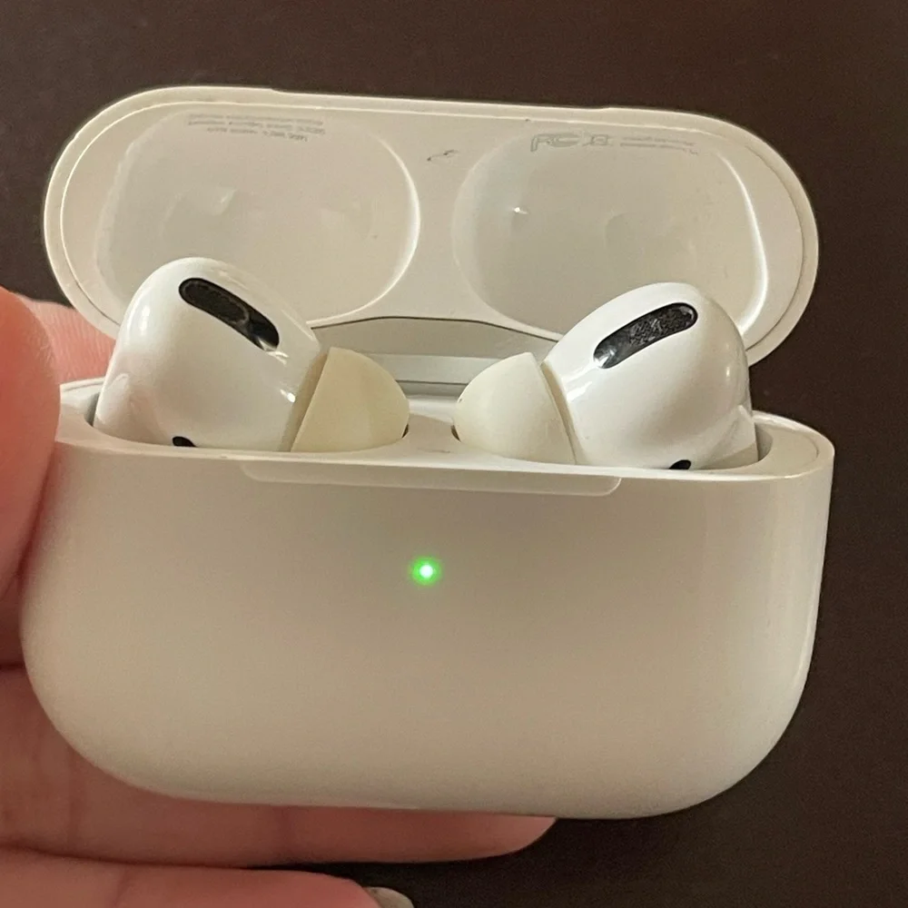 Apple White Wireless Earbuds with Charging Case